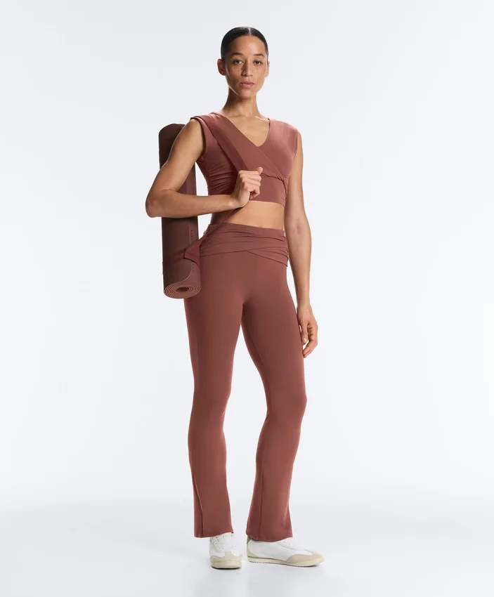 Drapierte, hoch taillierte Comfortlux-Hose mit ausgestelltem Bein Drapierte, hoch taillierte Comfortlux-Hose mit ausgestelltem Bein