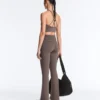 Drapierte, hoch taillierte Comfortlux-Hose mit ausgestelltem Bein Drapierte, hoch taillierte Comfortlux-Hose mit ausgestelltem Bein