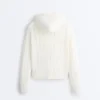 Durchbrochene Strickjacke mit Kapuze Durchbrochene Strickjacke mit Kapuze