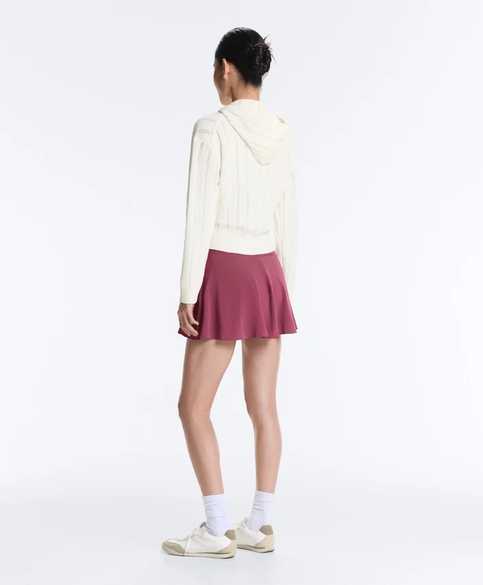 Durchbrochene Strickjacke mit Kapuze Durchbrochene Strickjacke mit Kapuze