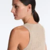 Eng anliegendes Oberteil aus geripptem Strick Eng anliegendes Oberteil aus geripptem Strick