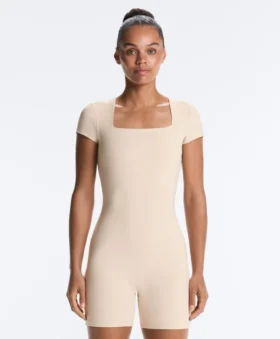 Evermove-Jumpsuit mit quadratischem Ausschnitt an den Shorts Evermove-Jumpsuit mit quadratischem Ausschnitt an den Shorts