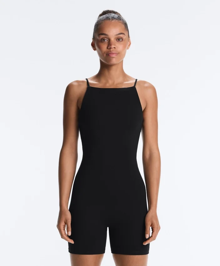 Evermove Kurzer Jumpsuit mit offenem Rücken aus Shorts Evermove Kurzer Jumpsuit mit offenem Rücken aus Shorts