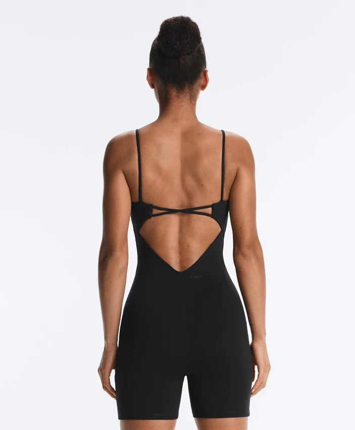 Evermove Kurzer Jumpsuit mit offenem Rücken aus Shorts Evermove Kurzer Jumpsuit mit offenem Rücken aus Shorts