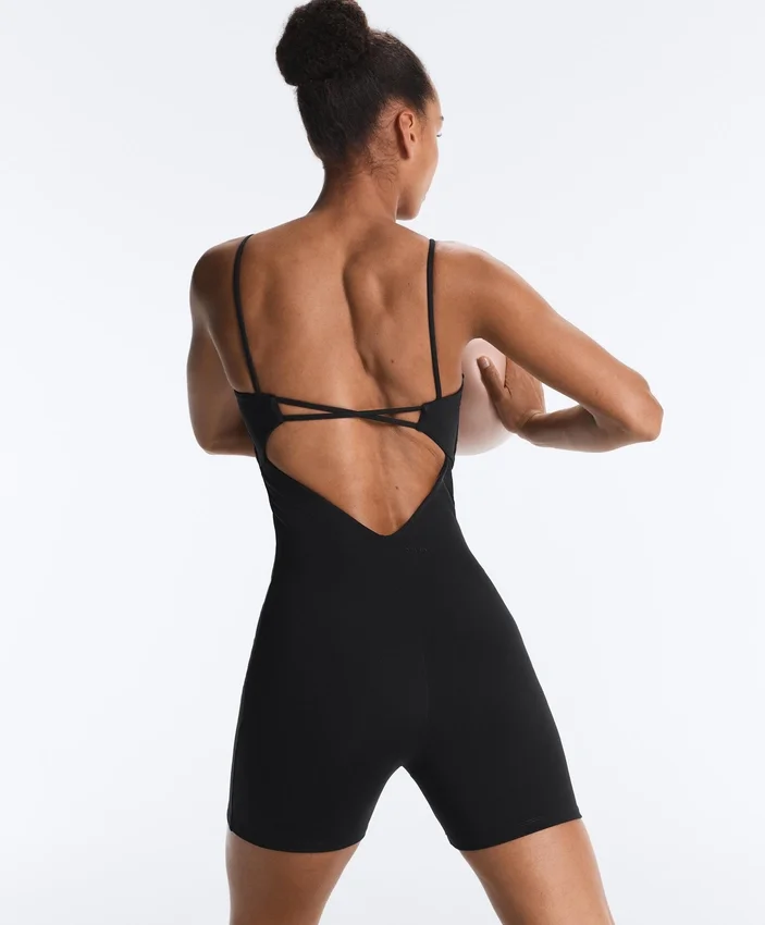 Evermove Kurzer Jumpsuit mit offenem Rücken aus Shorts Evermove Kurzer Jumpsuit mit offenem Rücken aus Shorts
