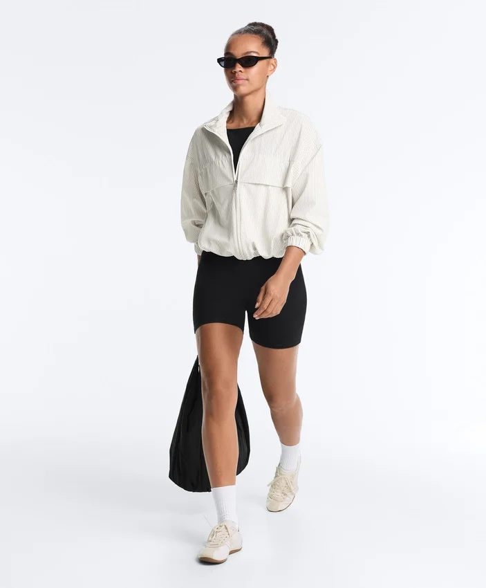 Evermove Kurzer Jumpsuit mit offenem Rücken aus Shorts Evermove Kurzer Jumpsuit mit offenem Rücken aus Shorts