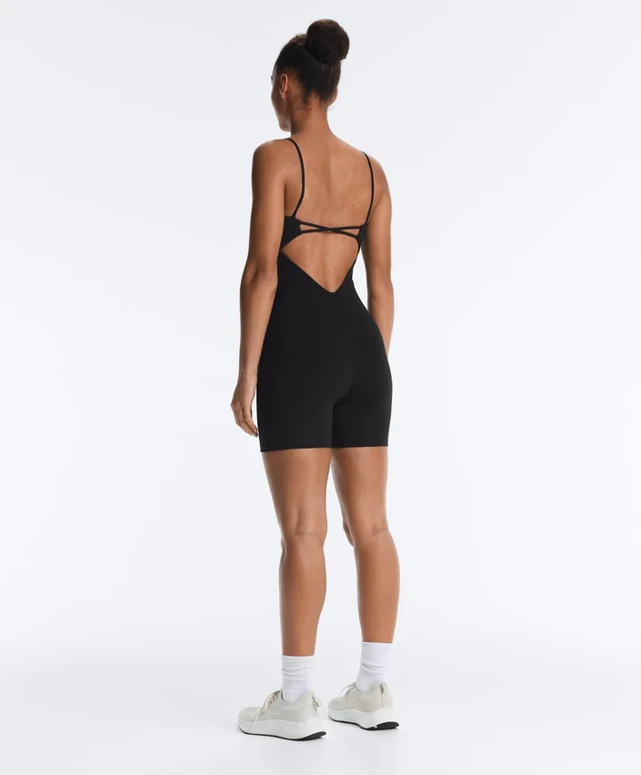 Evermove Kurzer Jumpsuit mit offenem Rücken aus Shorts Evermove Kurzer Jumpsuit mit offenem Rücken aus Shorts