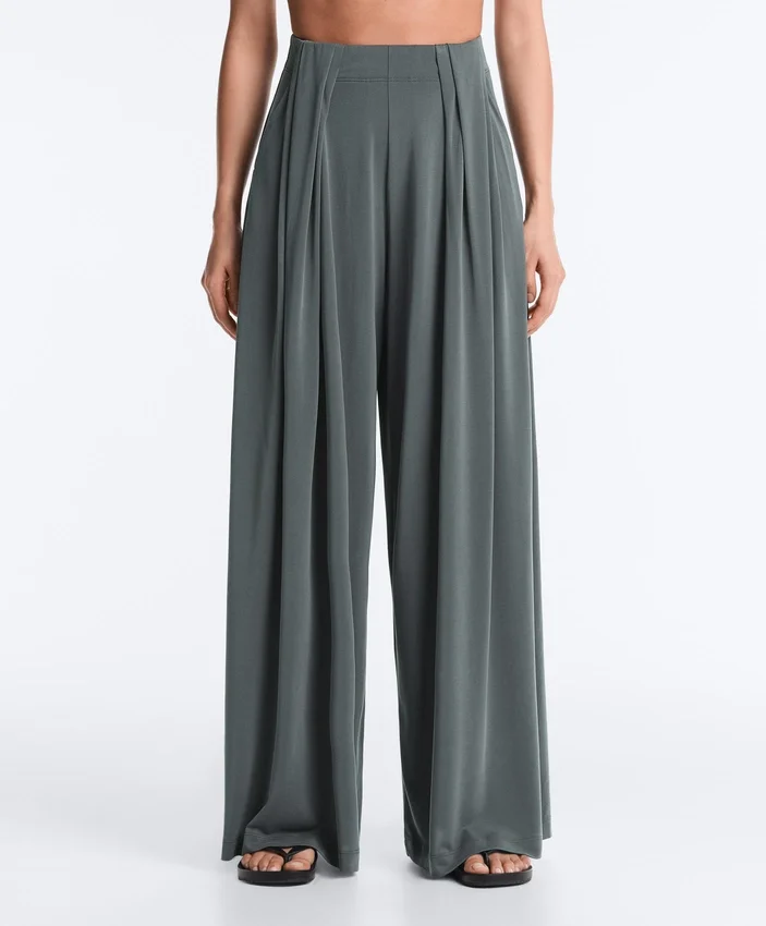 Fließende Hose mit plissierter Taille aus Modal-Mischgewebe Fließende Hose mit plissierter Taille aus Modal-Mischgewebe