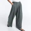 Fließende Hose mit plissierter Taille aus Modal-Mischgewebe Fließende Hose mit plissierter Taille aus Modal-Mischgewebe