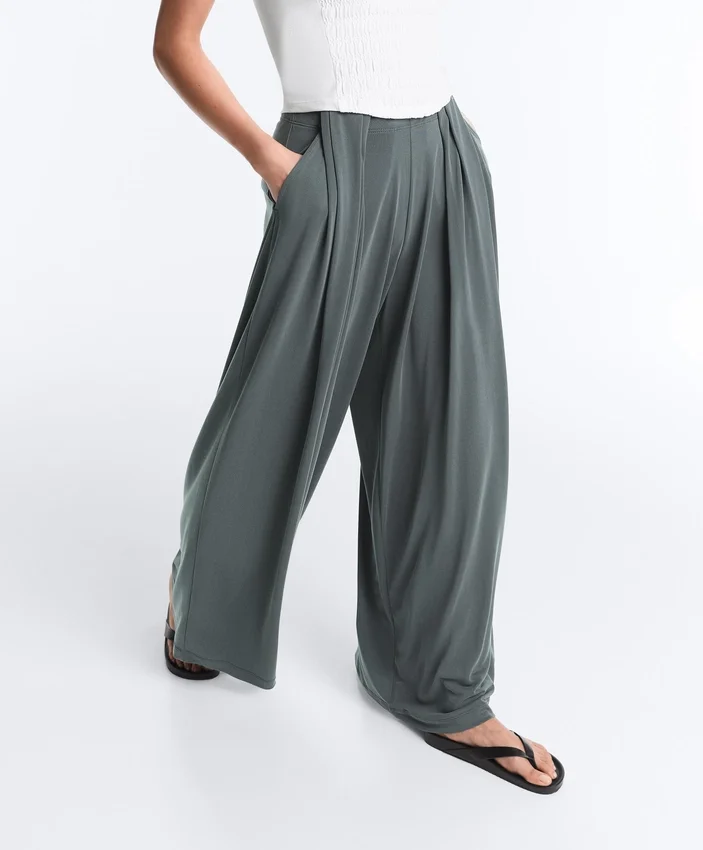 Fließende Hose mit plissierter Taille aus Modal-Mischgewebe Fließende Hose mit plissierter Taille aus Modal-Mischgewebe