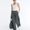 Fließende Hose mit plissierter Taille aus Modal-Mischgewebe Fließende Hose mit plissierter Taille aus Modal-Mischgewebe