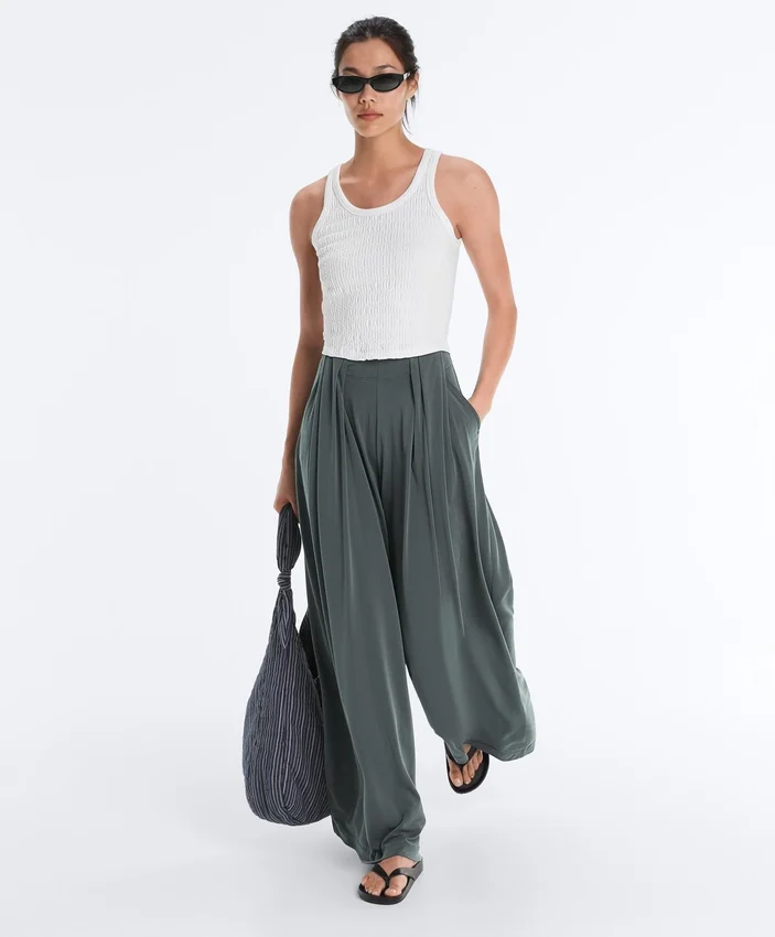 Fließende Hose mit plissierter Taille aus Modal-Mischgewebe Fließende Hose mit plissierter Taille aus Modal-Mischgewebe