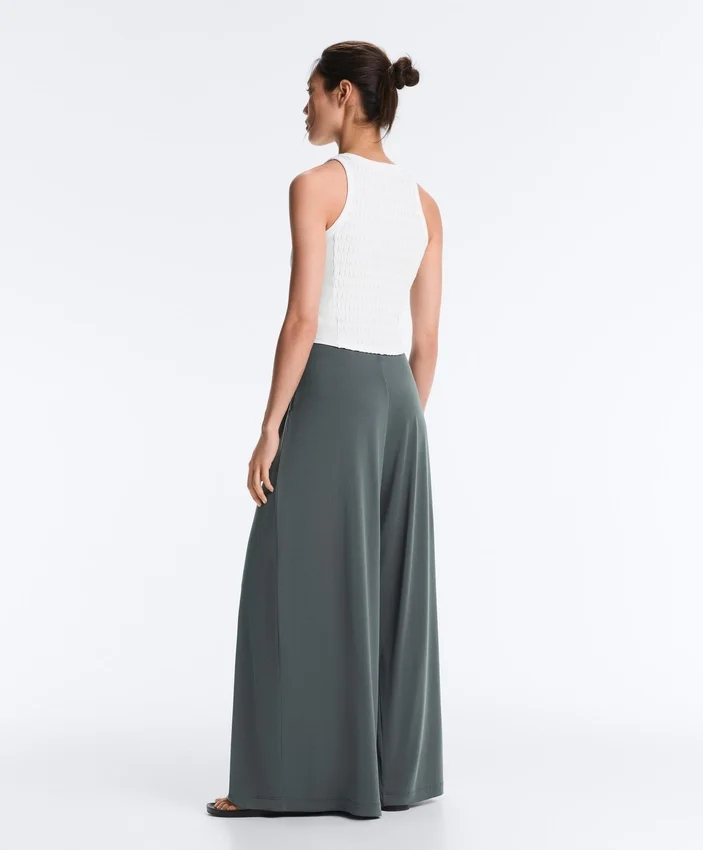 Fließende Hose mit plissierter Taille aus Modal-Mischgewebe Fließende Hose mit plissierter Taille aus Modal-Mischgewebe