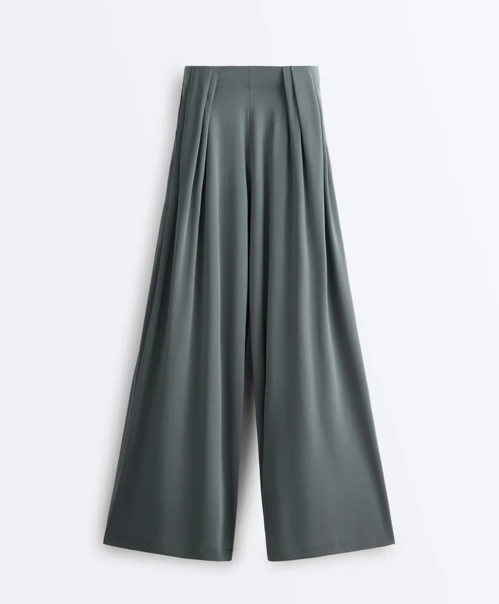Fließende Hose mit plissierter Taille aus Modal-Mischgewebe Fließende Hose mit plissierter Taille aus Modal-Mischgewebe