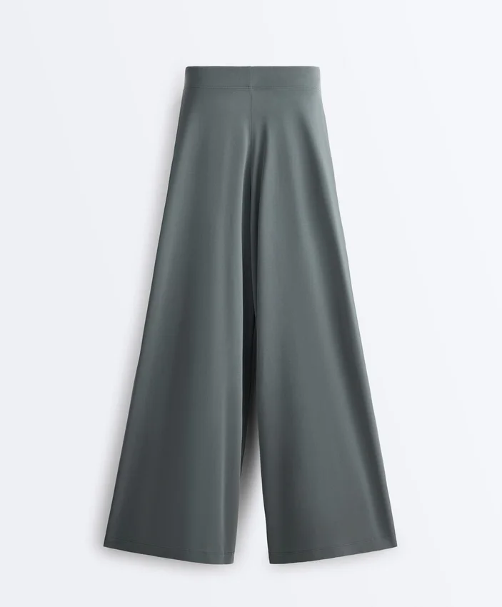 Fließende Hose mit plissierter Taille aus Modal-Mischgewebe Fließende Hose mit plissierter Taille aus Modal-Mischgewebe