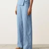 Gerade geschnittene Hose aus 100 % Leinen mit umgeschlagenem Bund Gerade geschnittene Hose aus 100 % Leinen mit umgeschlagenem Bund