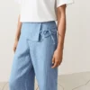 Gerade geschnittene Hose aus 100 % Leinen mit umgeschlagenem Bund Gerade geschnittene Hose aus 100 % Leinen mit umgeschlagenem Bund