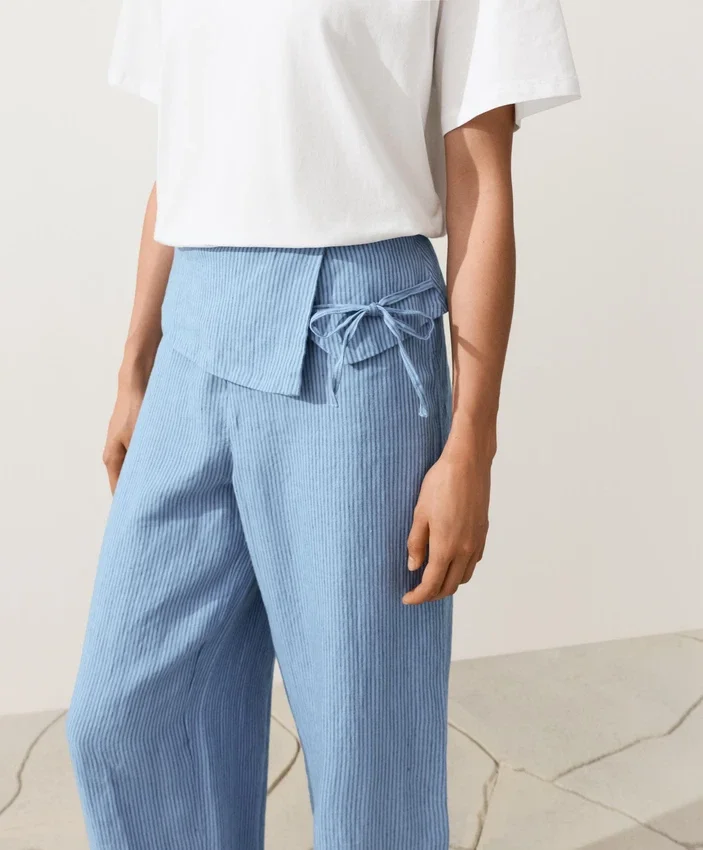Gerade geschnittene Hose aus 100 % Leinen mit umgeschlagenem Bund Gerade geschnittene Hose aus 100 % Leinen mit umgeschlagenem Bund