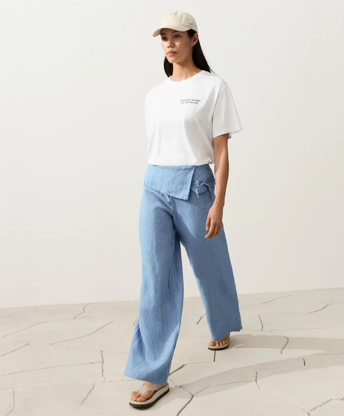 Gerade geschnittene Hose aus 100 % Leinen mit umgeschlagenem Bund Gerade geschnittene Hose aus 100 % Leinen mit umgeschlagenem Bund