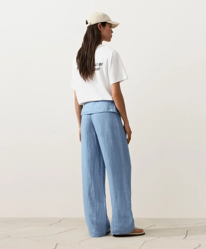 Gerade geschnittene Hose aus 100 % Leinen mit umgeschlagenem Bund Gerade geschnittene Hose aus 100 % Leinen mit umgeschlagenem Bund