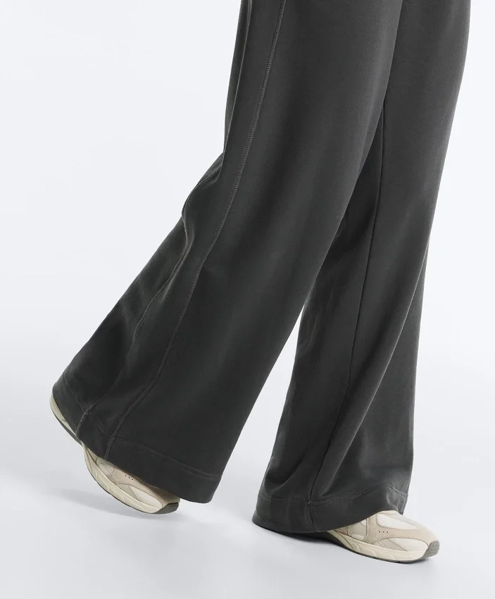 Gerade geschnittene Hose aus Fleece-Baumwollmischung Gerade geschnittene Hose aus Fleece-Baumwollmischung