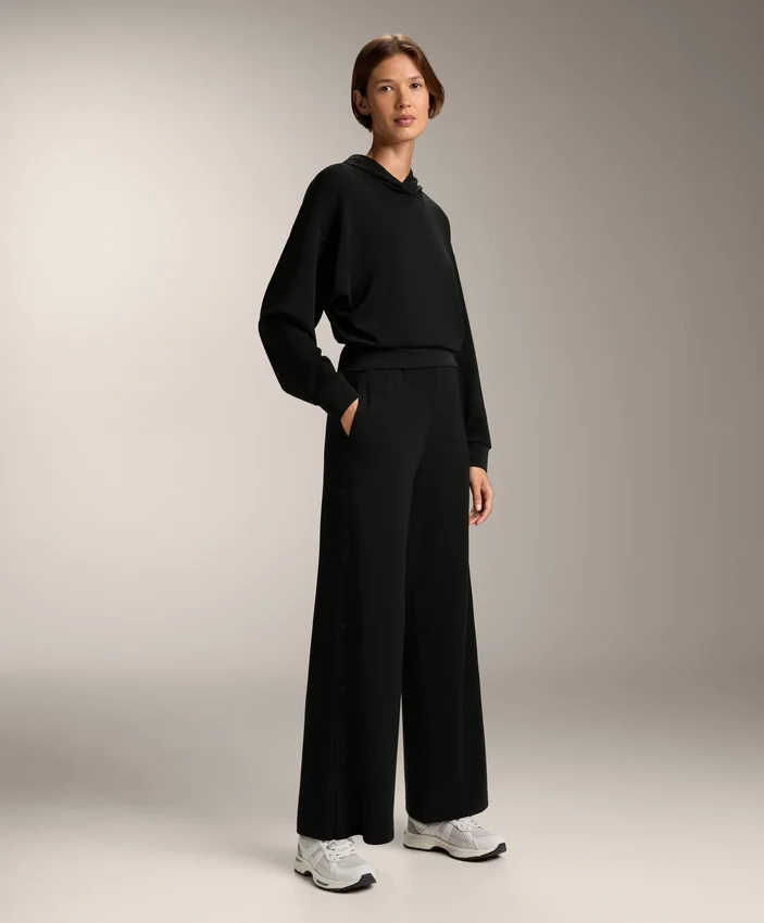 Gerade geschnittene Hose mit Knöpfen und Bündchen aus Soft Touch-Modal Gerade geschnittene Hose mit Knöpfen und Bündchen aus Soft Touch-Modal