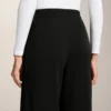 Gerade geschnittene Hose mit Knöpfen und Bündchen aus Soft Touch-Modal Gerade geschnittene Hose mit Knöpfen und Bündchen aus Soft Touch-Modal