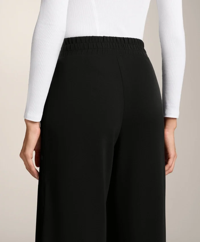 Gerade geschnittene Hose mit Knöpfen und Bündchen aus Soft Touch-Modal Gerade geschnittene Hose mit Knöpfen und Bündchen aus Soft Touch-Modal