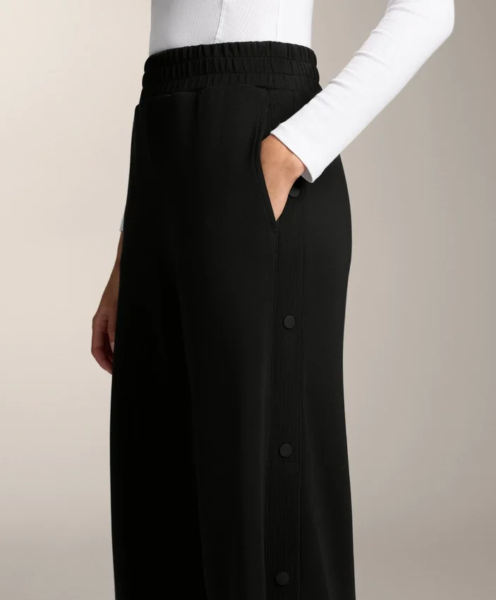 Gerade geschnittene Hose mit Knöpfen und Bündchen aus Soft Touch-Modal Gerade geschnittene Hose mit Knöpfen und Bündchen aus Soft Touch-Modal