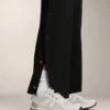 Gerade geschnittene Hose mit Knöpfen und Bündchen aus Soft Touch-Modal Gerade geschnittene Hose mit Knöpfen und Bündchen aus Soft Touch-Modal