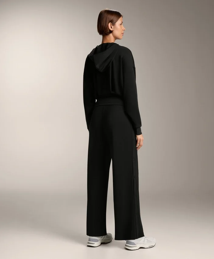 Gerade geschnittene Hose mit Knöpfen und Bündchen aus Soft Touch-Modal Gerade geschnittene Hose mit Knöpfen und Bündchen aus Soft Touch-Modal