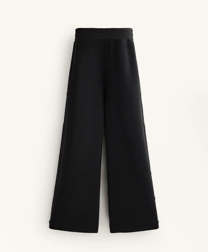 Gerade geschnittene Hose mit Knöpfen und Bündchen aus Soft Touch-Modal Gerade geschnittene Hose mit Knöpfen und Bündchen aus Soft Touch-Modal