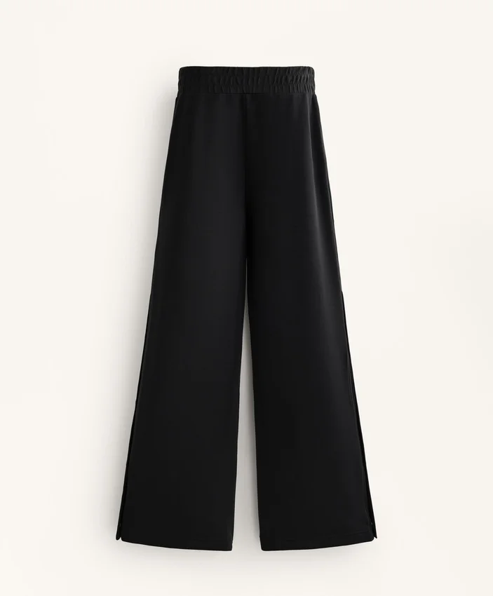 Gerade geschnittene Hose mit Knöpfen und Bündchen aus Soft Touch-Modal Gerade geschnittene Hose mit Knöpfen und Bündchen aus Soft Touch-Modal