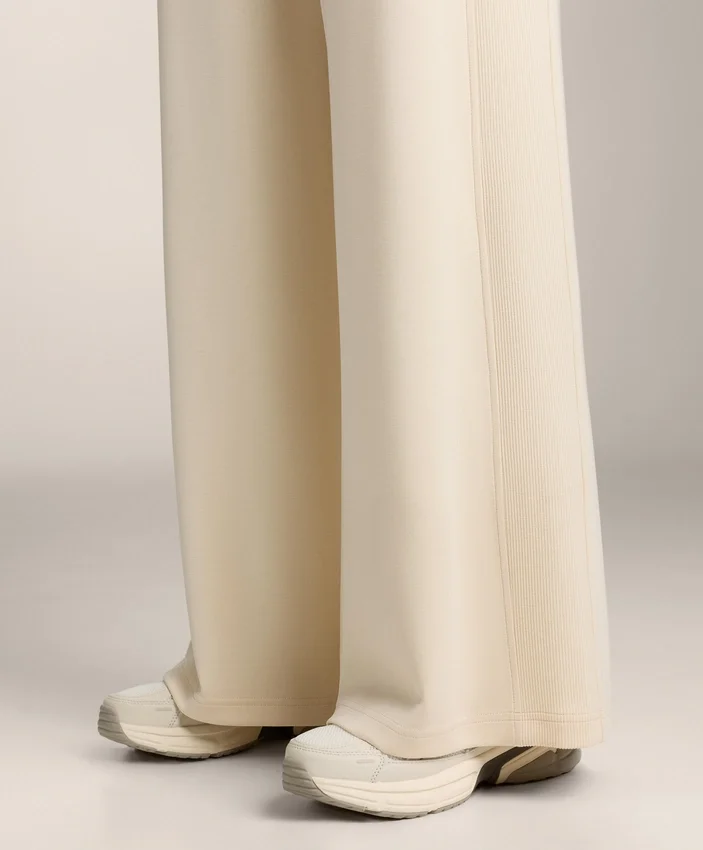 Gerade geschnittene Hose mit seitlichen Rippen und Soft Touch-Modal Gerade geschnittene Hose mit seitlichen Rippen und Soft Touch-Modal