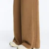 Gerade geschnittene Hose mit seitlicher Strickstruktur