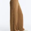 Gerade geschnittene Hose mit seitlicher Strickstruktur