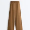 Gerade geschnittene Hose mit seitlicher Strickstruktur