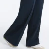 Gerade geschnittene Piqué-Hose mit Baumwolle und kontrastfarbener Paspel Gerade geschnittene Piqué-Hose mit Baumwolle und kontrastfarbener Paspel