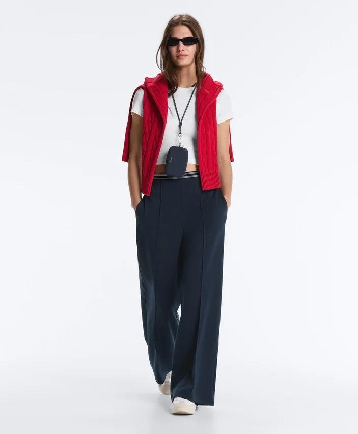 Gerade geschnittene Piqué-Hose mit Baumwolle und kontrastfarbener Paspel Gerade geschnittene Piqué-Hose mit Baumwolle und kontrastfarbener Paspel