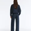 Gerade geschnittene Piqué-Hose mit Baumwolle und kontrastfarbener Paspel Gerade geschnittene Piqué-Hose mit Baumwolle und kontrastfarbener Paspel
