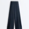 Gerade geschnittene Piqué-Hose mit Baumwolle und kontrastfarbener Paspel Gerade geschnittene Piqué-Hose mit Baumwolle und kontrastfarbener Paspel
