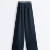 Gerade geschnittene Piqué-Hose mit Baumwolle und kontrastfarbener Paspel Gerade geschnittene Piqué-Hose mit Baumwolle und kontrastfarbener Paspel