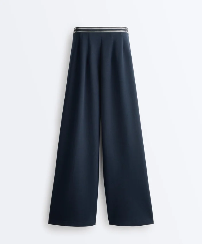 Gerade geschnittene Piqué-Hose mit Baumwolle und kontrastfarbener Paspel Gerade geschnittene Piqué-Hose mit Baumwolle und kontrastfarbener Paspel
