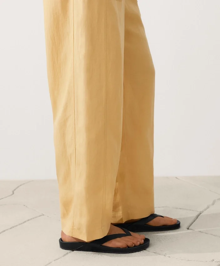 Gerade Hose aus Lyocell-Mischung und 24 % Leinen Gerade Hose aus Lyocell-Mischung und 24 % Leinen