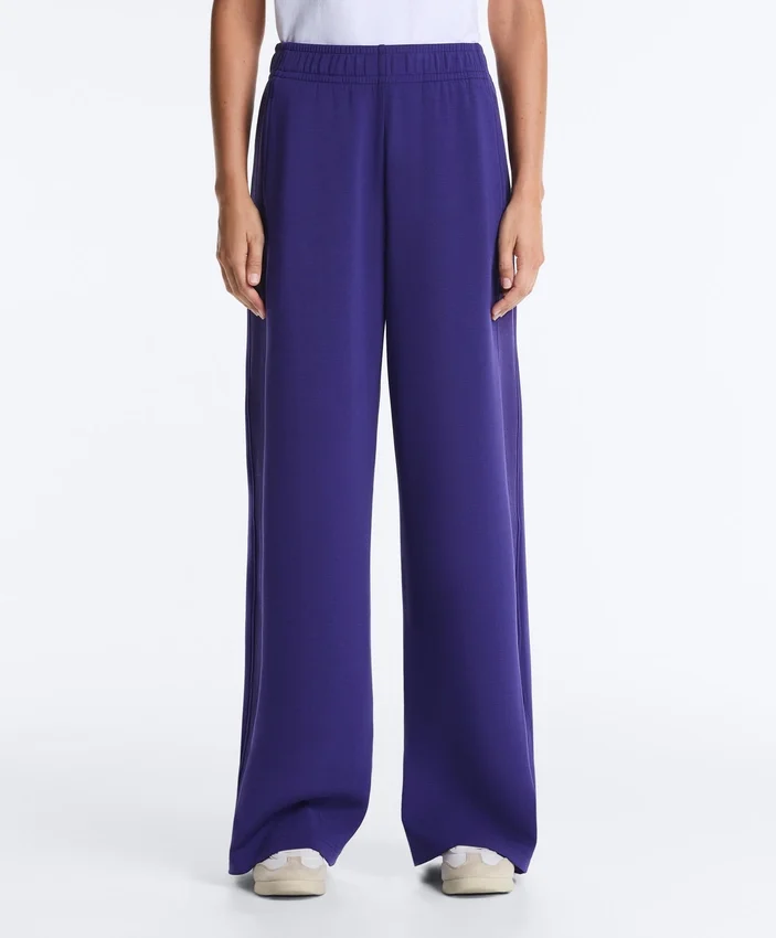 Gerade Hose mit weitem Bein und geripptem Bund aus gebürstetem Modal Gerade Hose mit weitem Bein und geripptem Bund aus gebürstetem Modal