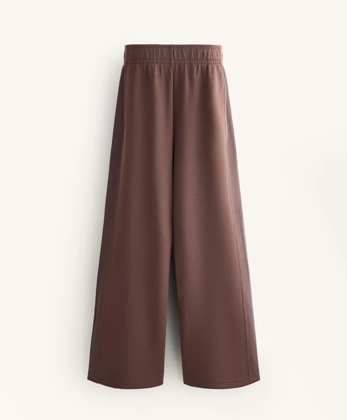 Gerade Hose mit weitem Bein und geripptem Bund aus gebürstetem Modal Gerade Hose mit weitem Bein und geripptem Bund aus gebürstetem Modal