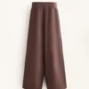 Gerade Hose mit weitem Bein und geripptem Bund aus gebürstetem Modal Gerade Hose mit weitem Bein und geripptem Bund aus gebürstetem Modal