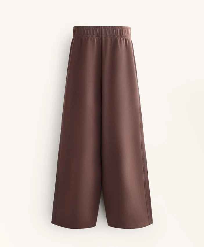 Gerade Hose mit weitem Bein und geripptem Bund aus gebürstetem Modal Gerade Hose mit weitem Bein und geripptem Bund aus gebürstetem Modal