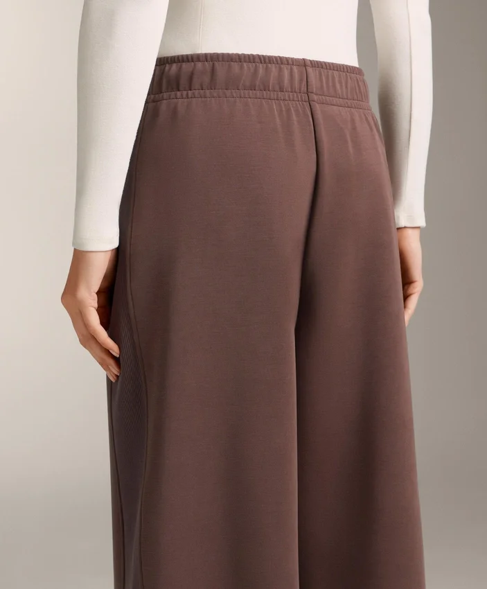 Gerade Hose mit weitem Bein und geripptem Bund aus gebürstetem Modal Gerade Hose mit weitem Bein und geripptem Bund aus gebürstetem Modal