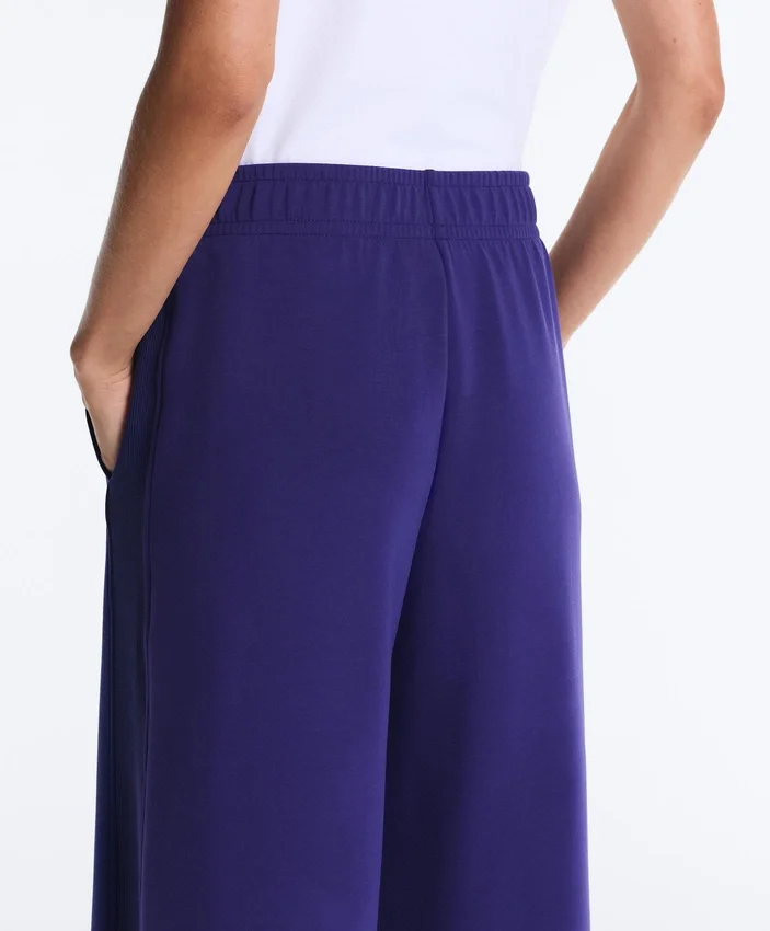 Gerade Hose mit weitem Bein und geripptem Bund aus gebürstetem Modal Gerade Hose mit weitem Bein und geripptem Bund aus gebürstetem Modal